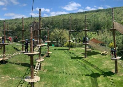 Parque de Aventura con Postes de Madera en Lumbreras en la Rioja