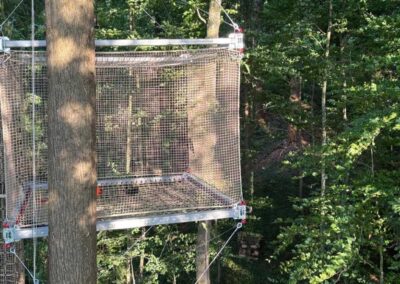 Cubo de red suspendido “Kobelnest” en centro educativo en Baviera (Alemania)